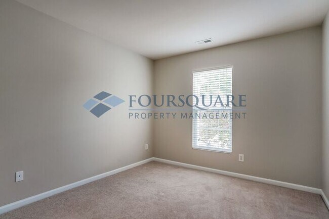 Building Photo - Townhome |Fenced Back Patio with Privacy F...