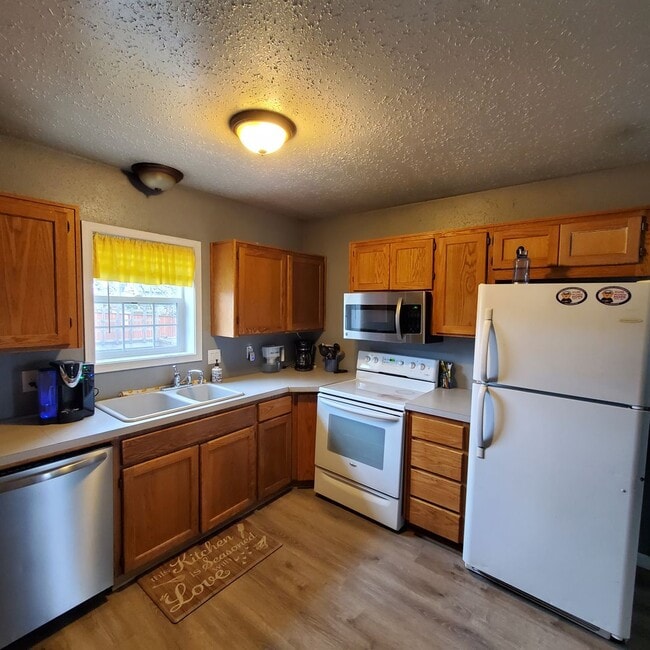 Building Photo - Pet Friendly 3 Bedroom with RV Parking, Close to Downtown Albany!