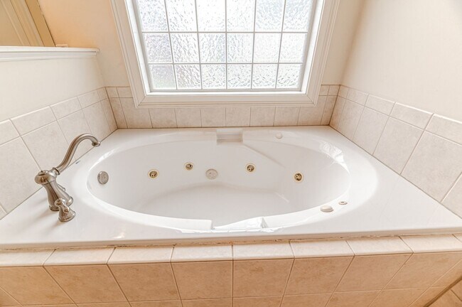 Building Photo - Perfectly Located 4-Bedroom Home Minutes from I-295, Hope Mills & Fort Bragg!