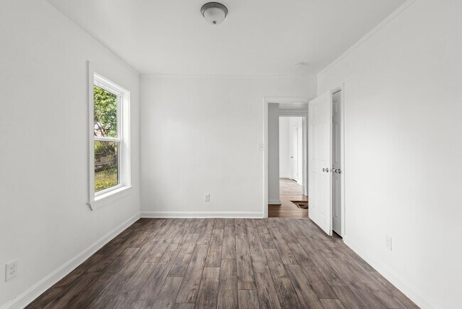Building Photo - Charming & Newly Renovated 3 Bedroom 2 Bat...