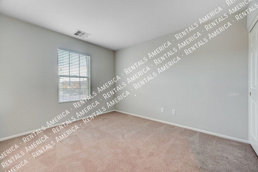 Building Photo - 10567 Foggy Glen Ave