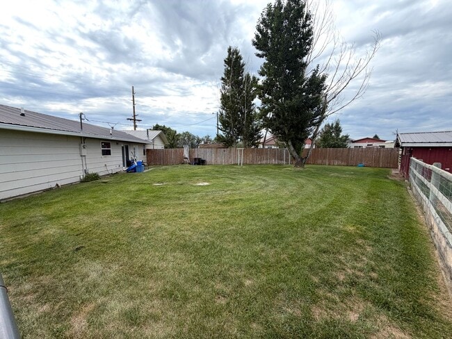 Building Photo - 3680 Valley Dr