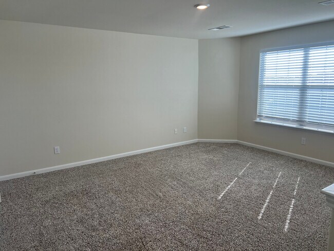 Building Photo - Room in House on Serena Dr