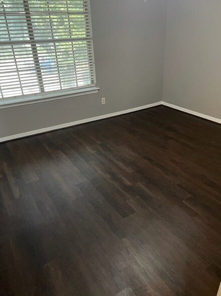 Building Photo - 1804 Camelot Cv