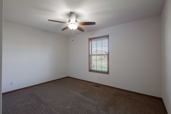 Building Photo - 3 BED, 2 BATH, 2 CAR GARAGE DUPLEX - Avail...