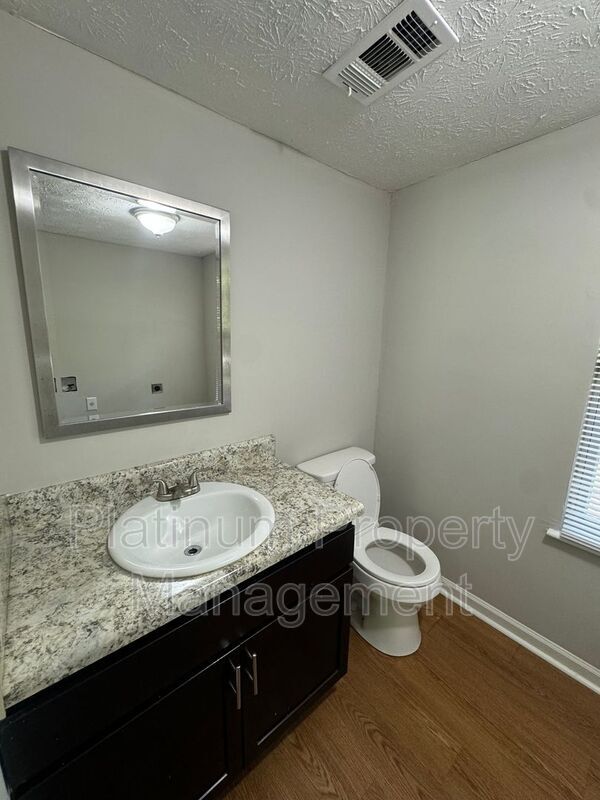 Building Photo - 270 Splitwood Ln