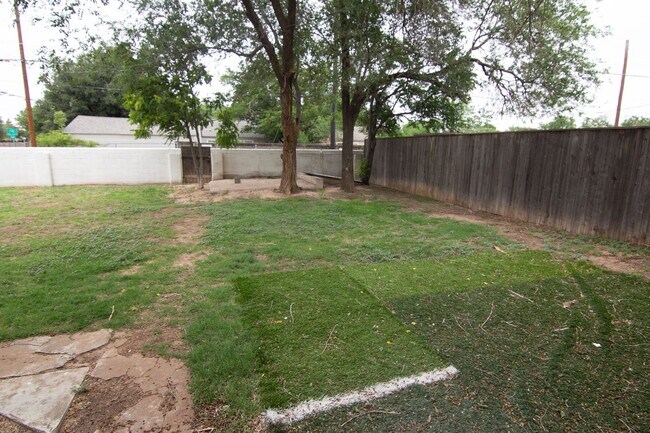 Building Photo - Pre-Leasing - 2 bed 1 bath Close to Tech!