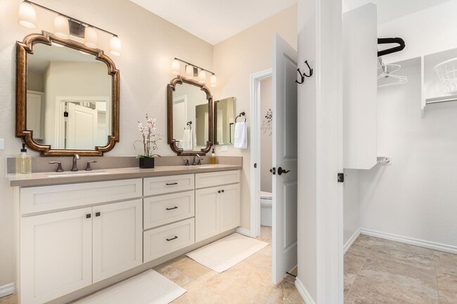 Building Photo - Gorgeous 2 bedroom / 2 bath townhome locat...