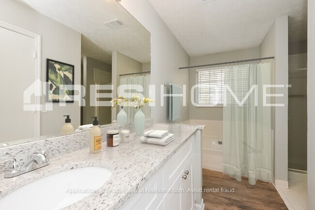 Building Photo - 1841 Killarney Dr SW