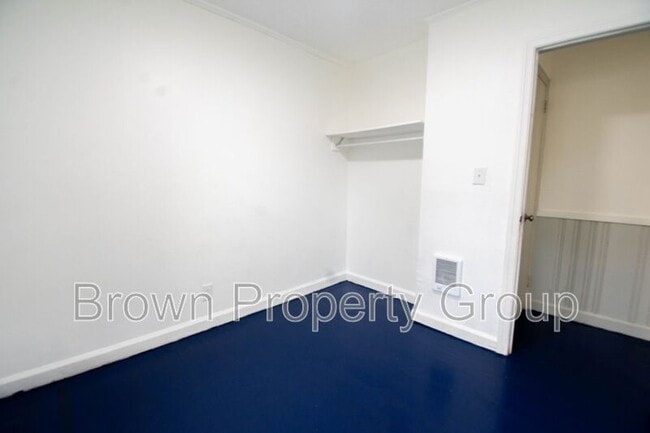 Building Photo - 204 S 5th St