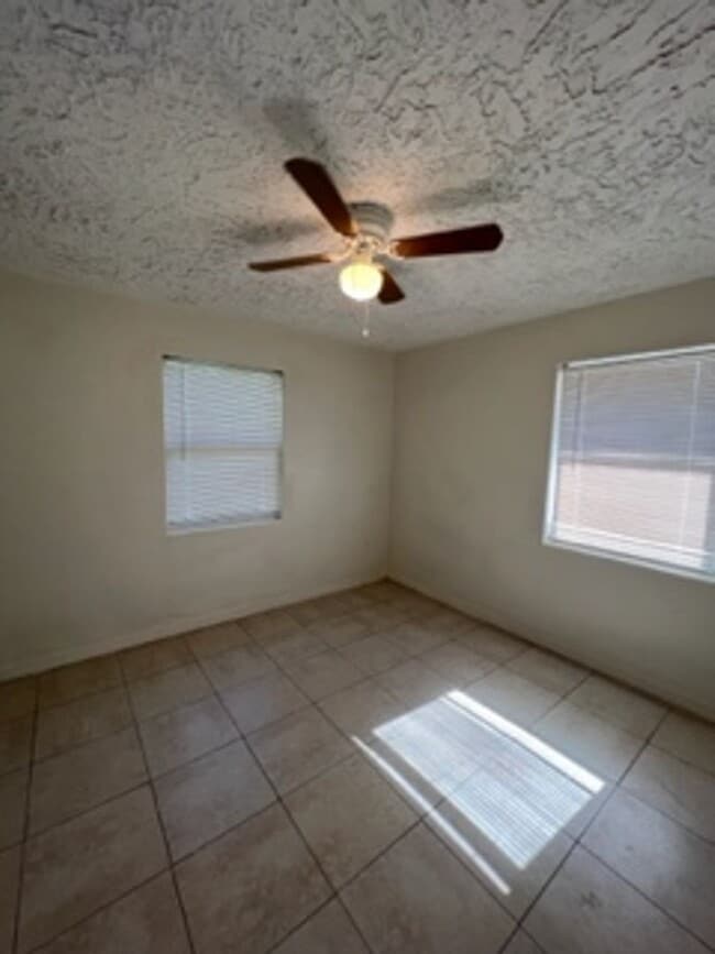 Building Photo - Main House (Triplex) can add one studio for additional rent (mother-in-law plan)