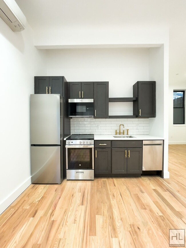 Building Photo - Spacious Williamsburg 3-Bed 2.5-Bath / Mas...