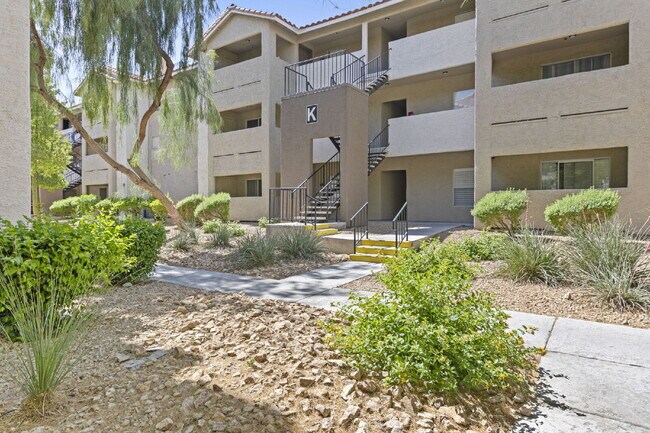 Building Photo - "Spacious 2-Bed, 2-Bath Condo Retreat in the Heart of Las Vegas!"