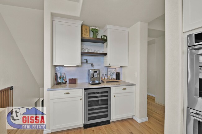 Building Photo - This stunning six-bedroom, three-and-a-hal...