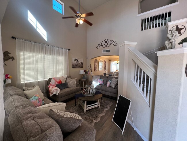 Building Photo - Charming 3-Bed, 2.5-Bath Home with Cozy Fi...