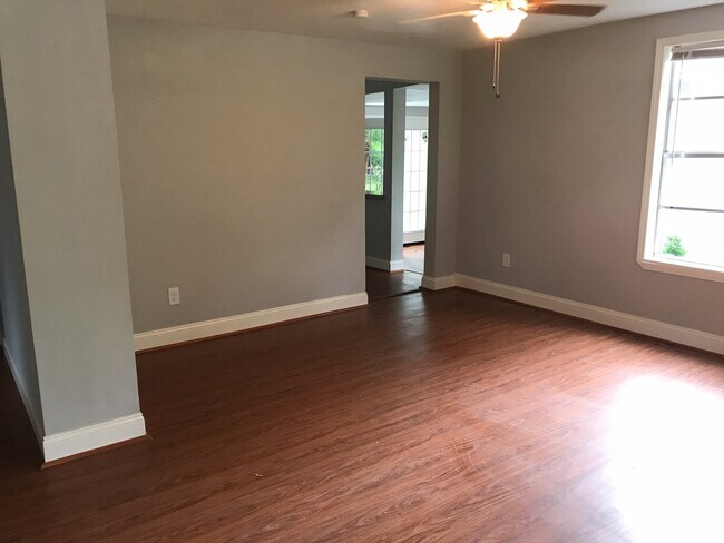 Building Photo - beautiful just remodeled home in Jones Creek. Move In Ready!