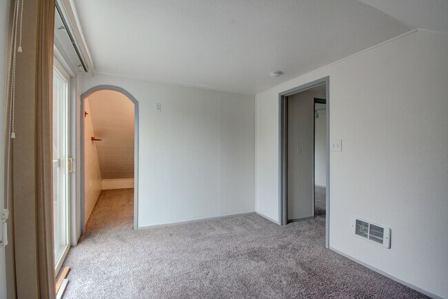 Building Photo - 3 bedroom/3 Bathroom House- In Town with Large yard