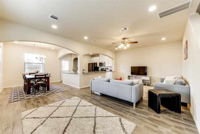 Building Photo - 8407 Hawthorn Vly Ln