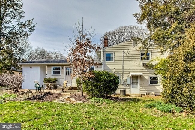 Building Photo - 1208 Pinewood Dr