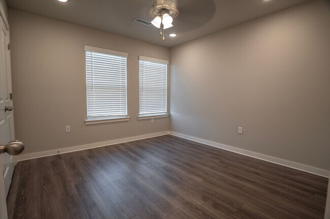 Building Photo - 2 bedroom 2.5 bath townhome located in Fayetteville AR!