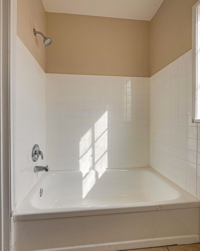 Building Photo - Charming & Convenient Living in the Heart of Downtown Las Vegas