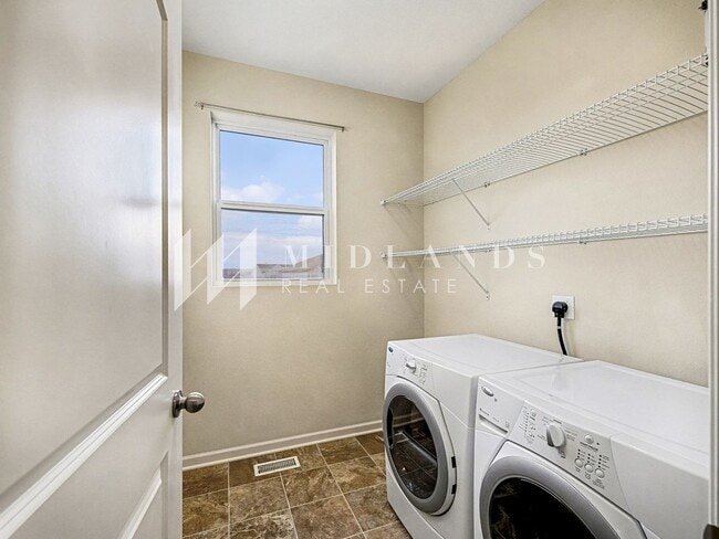 Building Photo - Papillion 2 Story