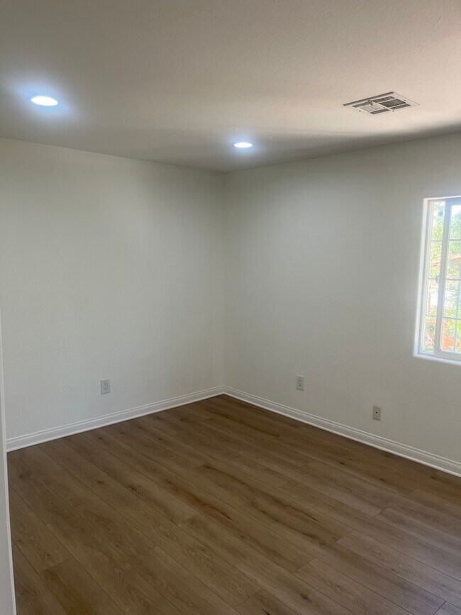 Building Photo - 12627 Oxnard St