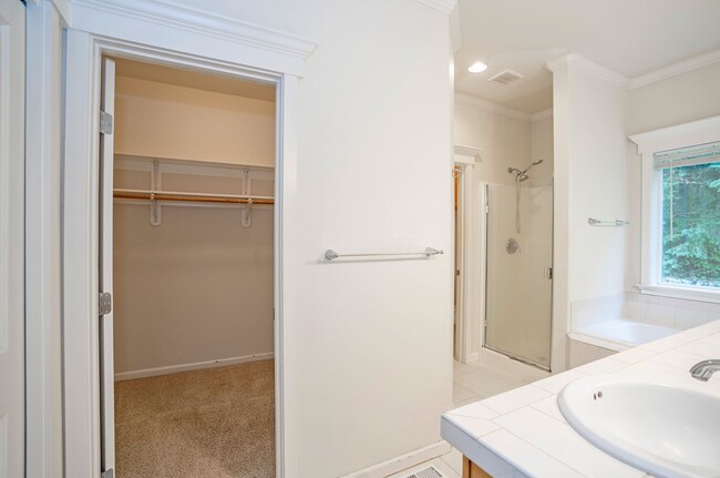 Building Photo - Beautiful Craftsman Home for Rent on Fox Island