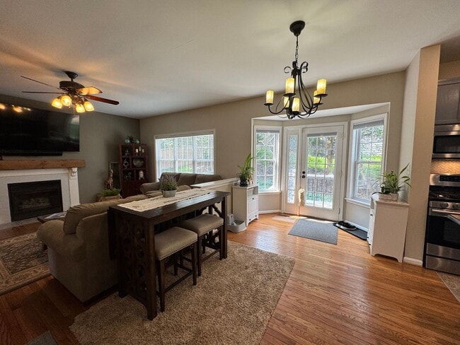 Building Photo - Stunning 4 Bed 3.5 Bath Single Family Home...