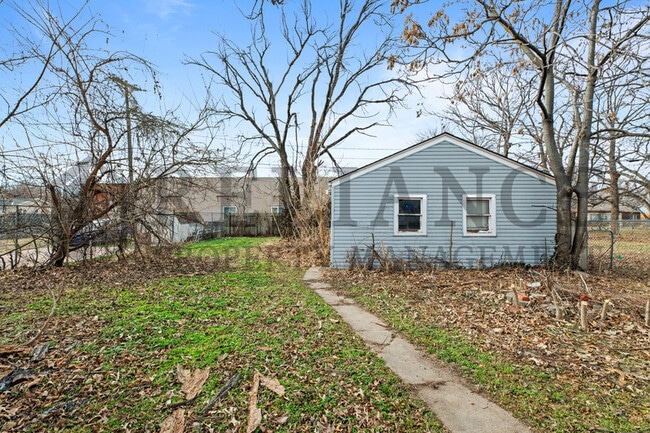 Building Photo - 1913 N Hood St