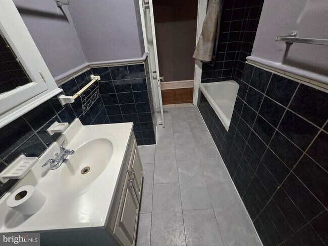 Building Photo - 5044 N Sydenham St