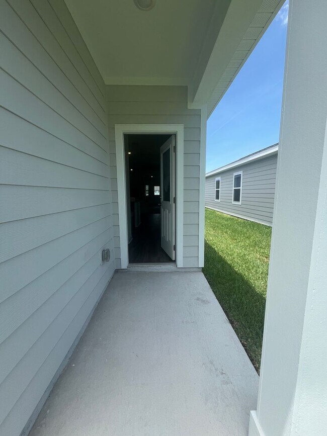 Building Photo - Beautiful brand-new 3-bedroom, 2-bath home located in a desirable new community!