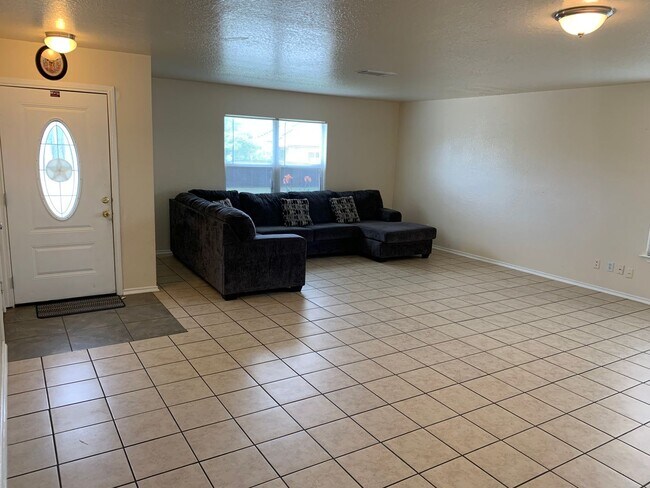 Building Photo - MUST SEE!! 4 Bed | 2.5 Bath | Loft | 2-Car Garage | Covered Patio!