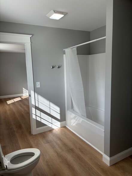 Building Photo - 1123 Main St