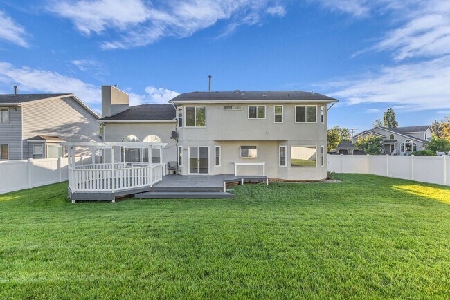 Building Photo - 5BR Sandy Home w/ NEW Flooring, Huge Basement & Large Backyard