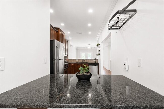 Building Photo - 5490 Glenridge Park NE