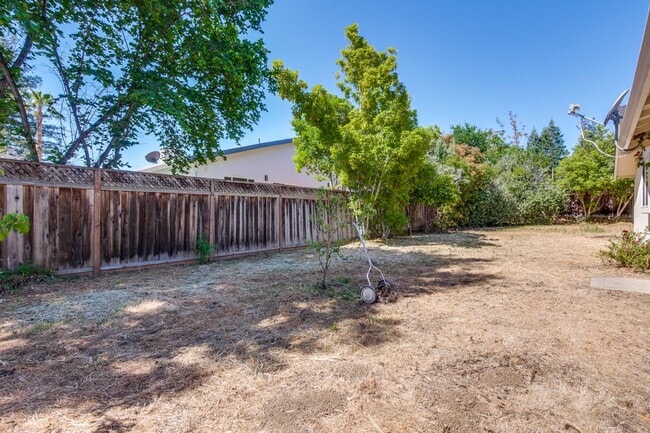 Building Photo - Spacious Home l Massive 12,525 Sq Ft Lot l...