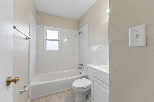 Building Photo - Beautiful Townhome on Anderson