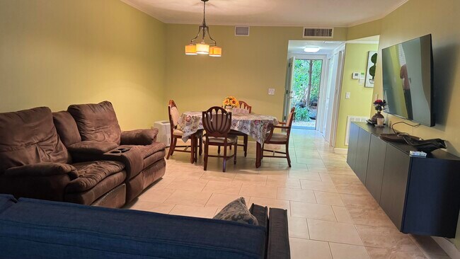 Building Photo - 2841 Somerset Dr