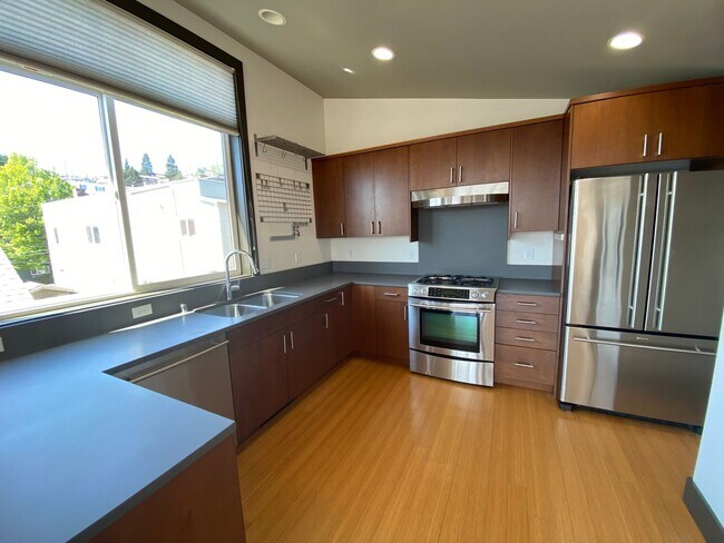 Building Photo - Modern Urban Living with Iconic Skyline Views  + 2 Weeks Free Rent