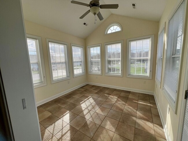 Building Photo - 2 Bedroom Townhouse in Campbell County