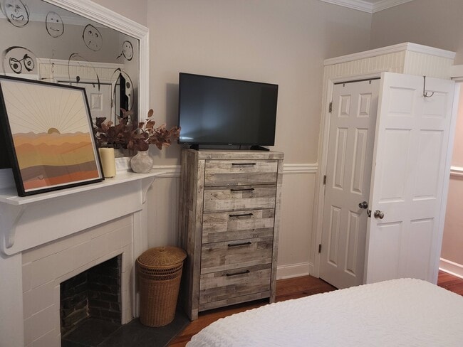 Building Photo - 524 E Gwinnett Ln