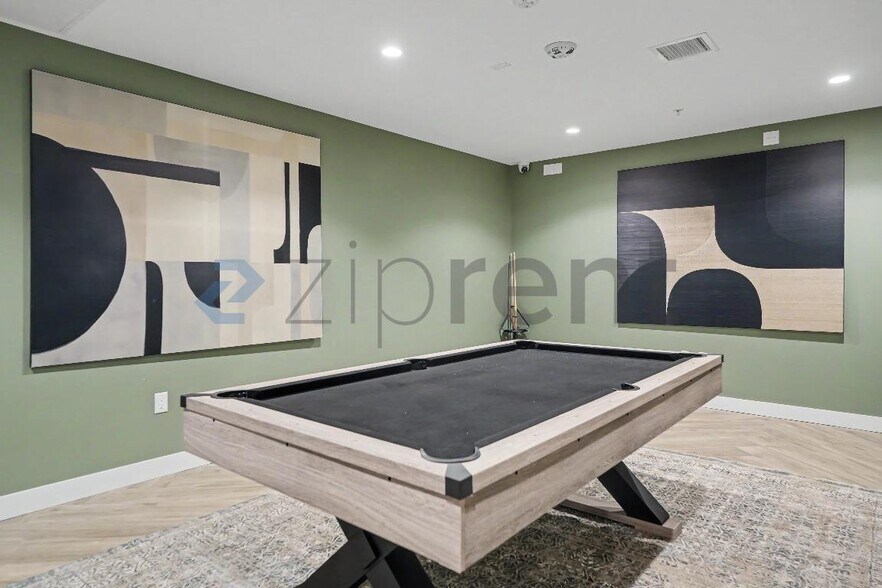 Building Photo - Unit 402