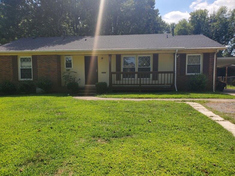 Building Photo - 2801 Dalecrest Dr