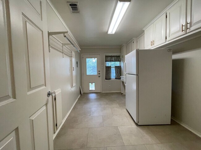 Building Photo - AVAILABLE NOW --3 BEDROOM 2 BATH HOME IN T...