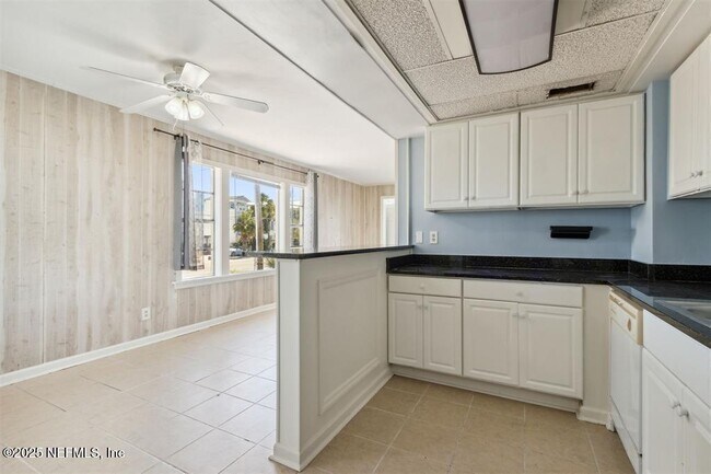 Building Photo - 2337 S Fletcher Ave