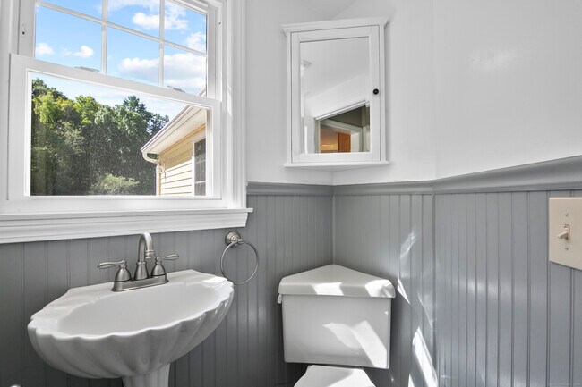 Building Photo - 26 Great Hillwood Rd