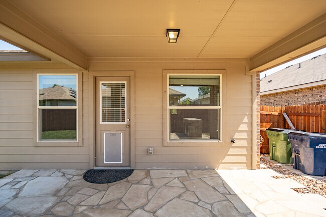 Building Photo - 121 Hematite Ln