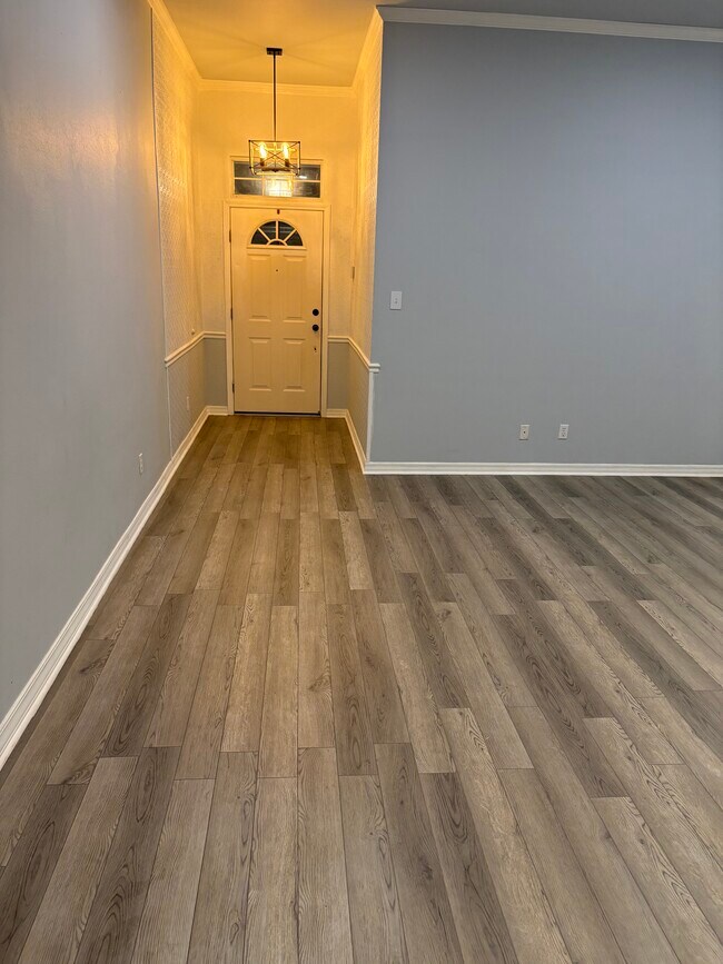 Building Photo - 5900 Clearview Cir