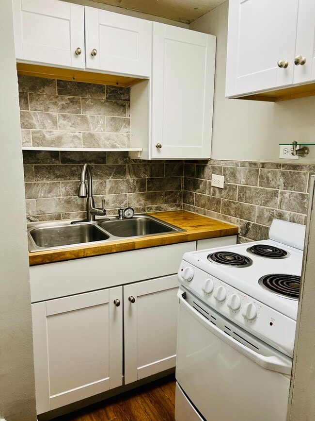 Building Photo - Updated first floor 1BR condo on Bardstown...